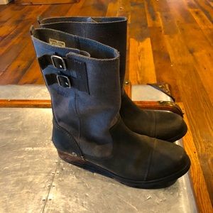 Sorel waterfroof mid calf boot